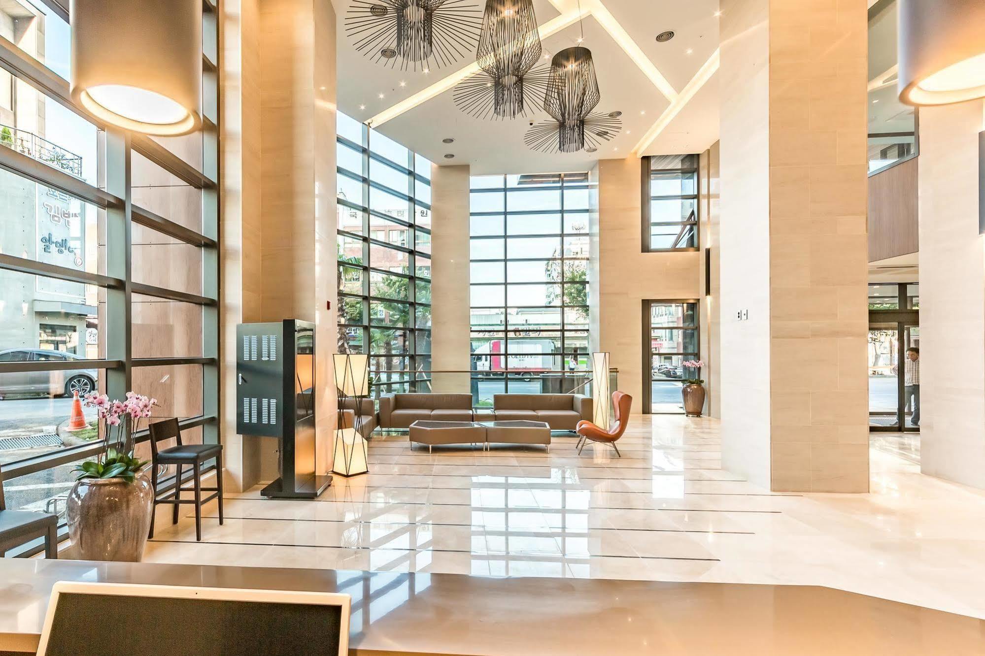 Golden Daisy Hotel Seogwipo Exterior photo