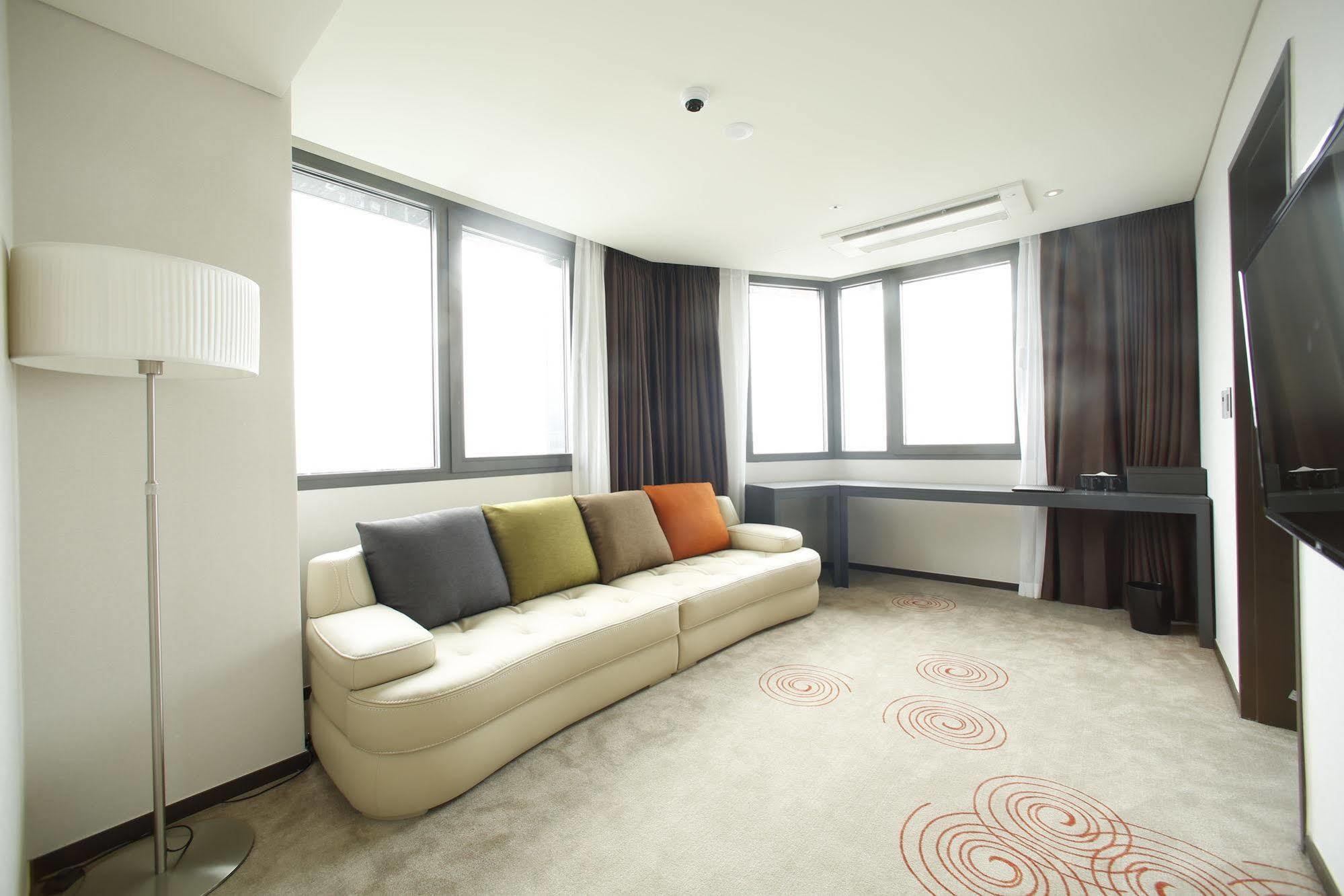 Golden Daisy Hotel Seogwipo Exterior photo